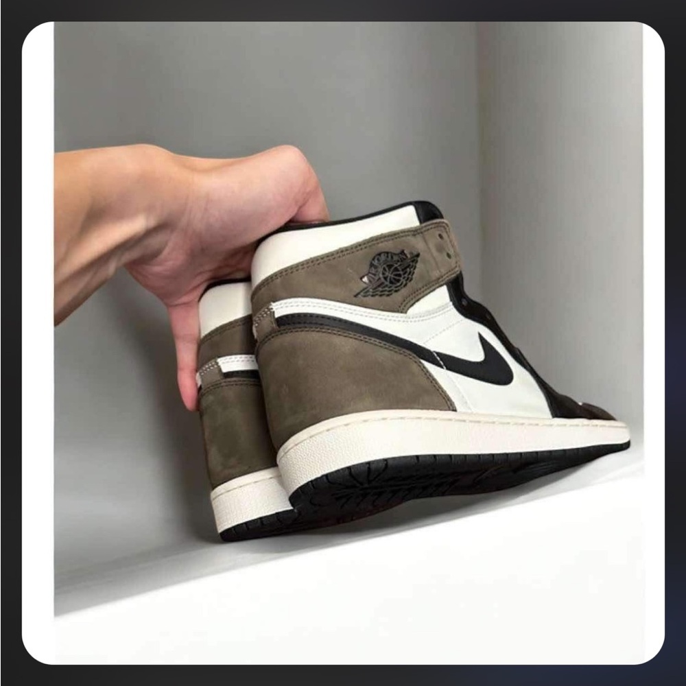 BNWT Nike Jordan 1 Mocha - size 9.5